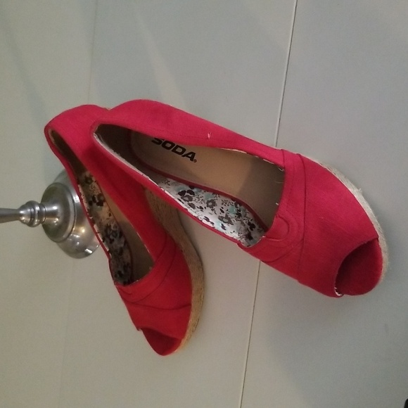 Sz 10 "Soda" Red Canvas Wedge heels - Picture 2 of 5